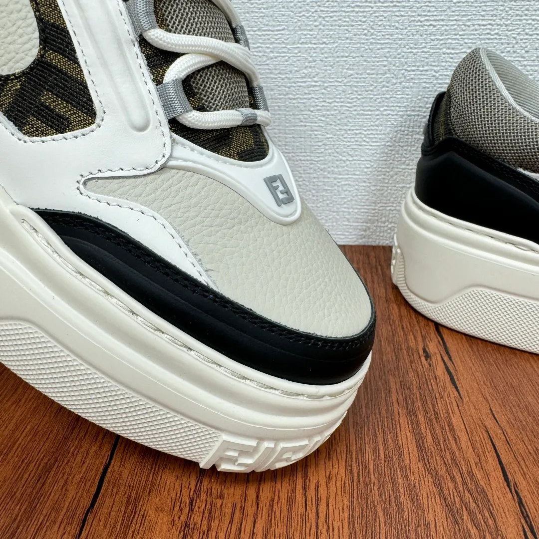 Batch 780 FENDI/FENDI Force men's sports shoes, new thick-soled lightweight lace-up low-top shoes at the counter, made of white full-grain leather and white and brown smooth leather, with padded elements. Brown FF jacquard and yellow technical fabric details. Lightweight, thick white sole with FF graphic details on the toe and heel. Main body of pebbled soft cowhide with Nappa calfskin. Contrasting color multiple composite splicing, extremely modern and youthful, webbing style lace-up hole design, multiple injection molded brand logo plastic modules on the toe, and embroidered FF logo on the side, heavy craftsmanship, full of details, super high quality control and fine workmanship! Full mesh breathable lining, ultra-light TPR foam rubber; molded outsole, lightweight and versatile, non-slip and wear-resistant! Comes with full packaging! Size: 39-40-41-42-43-44 Leather shoe size (can be customized, 38.45 cannot be returned or exchanged) Item number: 7E1728 black gray